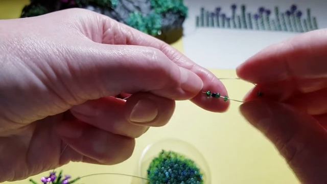 САКУРА из бисера. МАСТЕР-КЛАСС. Часть 5. Украшаем подставку под деревом. Плетение цветочков - два МК смотреть онлайн