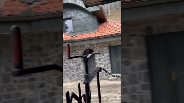 Отправление узкоколейного ретропоезда с живописной станции Ятари на Шарганской жд в Сербии смотреть онлайн