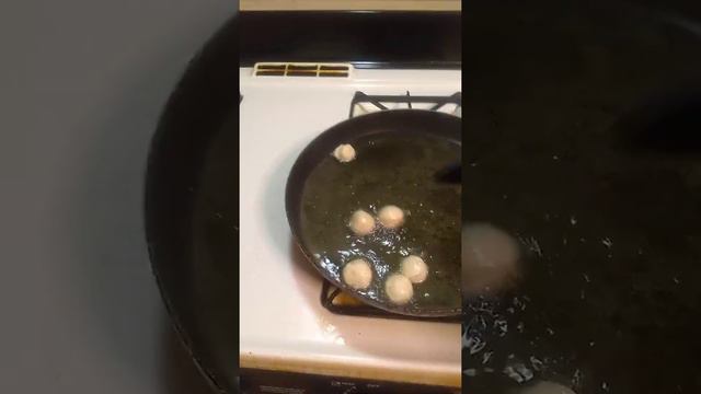 Making homemade donuts. смотреть онлайн