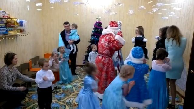 Пляска с Дедом Морозом: Бум, бум, бум, стучат часы! смотреть онлайн