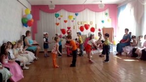 Детский танец - сюрприз от старших на выпускном. детский танец