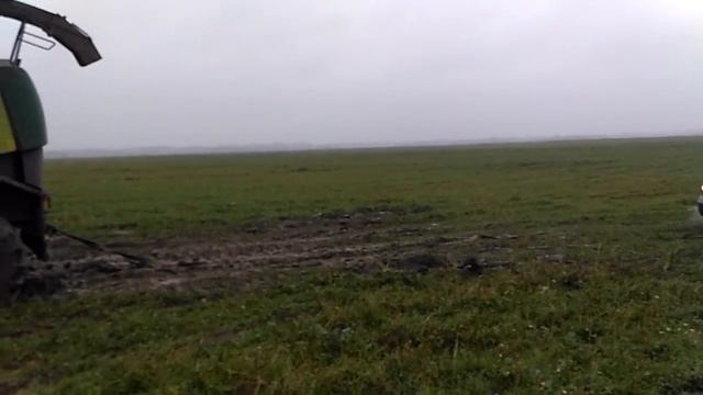 джип не помог, пришлось вызвать маленький трактор смотреть онлайн