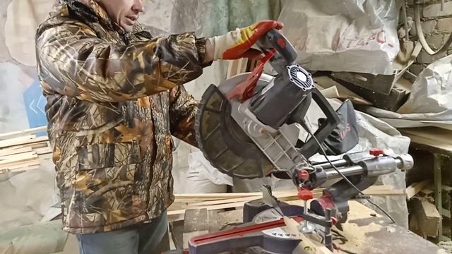 Мастерская пчеловода. Торцовочный станок Sparki 95 D. Готовим заготовки для рамок. смотреть онлайн