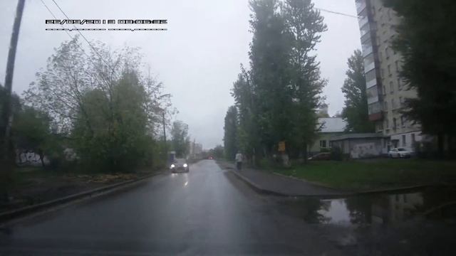 Тётка прыгает под колеса