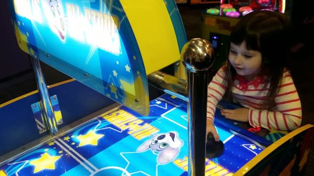 Baby Sofia at The CHUCK E CHEESE'S Развлекательный ЦЕНТР ДЛЯ ДЕТЕЙ FUNNY KIDS смотреть онлайн