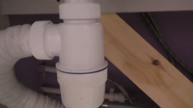 Схема соединения мойки на кухни и сифона Connection diagram of a sink in a kitchen and a siphon смотреть онлайн