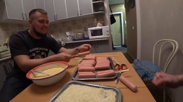 Рецепт: Сосиски в тесте на шпажках | КОРН-ДОГ или сосиски в кляре смотреть онлайн