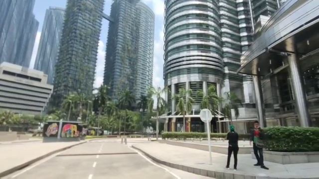 #SuriaKlcc #Twintower Walk Around TOP RATED Shopping Mall in Malaysia - SURIA KLCC MALL Kuala Lumpu смотреть онлайн