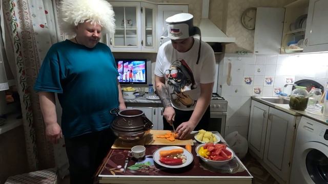 Свинина с картошкой и овощами в афганском казане смотреть онлайн