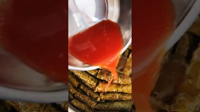 Яланджи(вегетарианская долма)-внутри круглый рис,жареный лук и помидор. Очень вкусно! Попробуйте! смотреть онлайн