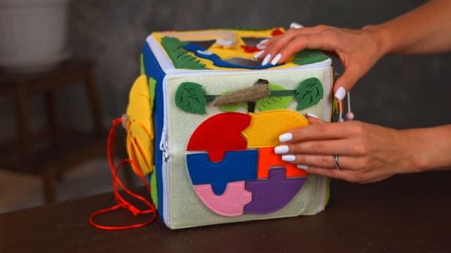 Мягкий бизиборд кубик Эвотойс Рио. Обзор мягкого бизикубика от производителя игрушек смотреть онлайн