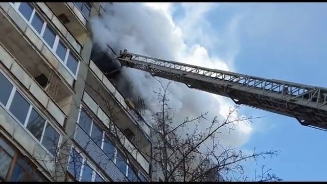 В жилом доме в Ярославле загорелась квартира смотреть онлайн