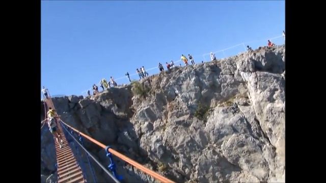 Ай-Петри. Крым. Канатный мостик между скалами./ Cable car track on AI-Petri. Crimea смотреть онлайн