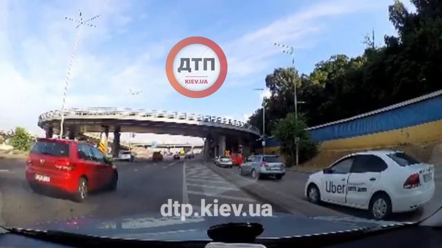 Киев. Набережная. У моста метро наш читатель пообщался с пешеходами, смотреть онлайн