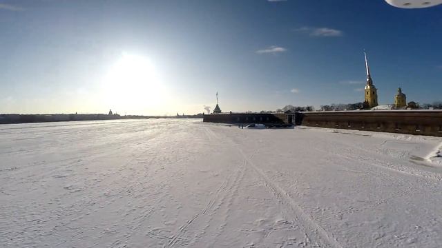 Около Петропавловской крепости через FPV смотреть онлайн