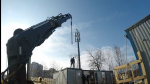 Работа на манипуляторе,Сложная эвакуация бытовки из тесной стройки.