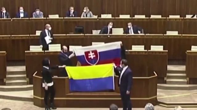 ?? В парламенте Словакии не всем нравится украинский флаг. #Словакия #Украина смотреть онлайн
