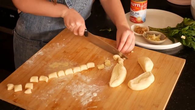 Ricotta Gnocchi with Nanna's Tomato & Basil Sauce смотреть онлайн