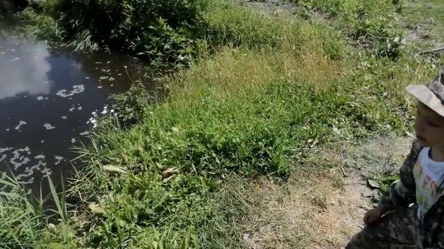 Макс ловит на копанке, искусственном озере (Рыбалка для детей). смотреть онлайн