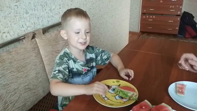 VLOG: КТО БЫСТРЕЕ СЪЕСТ АРБУЗ?! 29.07.19 смотреть онлайн