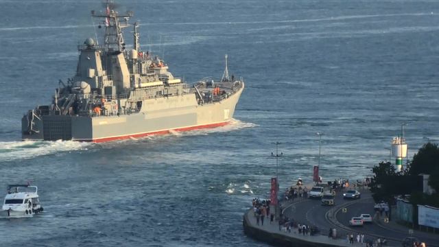 Russian Navy Ropucha class landing ships Kaliningrad and Korolev transit Istanbul towards Med. смотреть онлайн