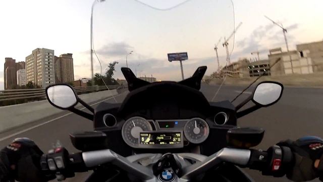 BMW K1600GT 0-200 Km/h Acceleration, Top Speed And Flying Through Moscow City Traffic