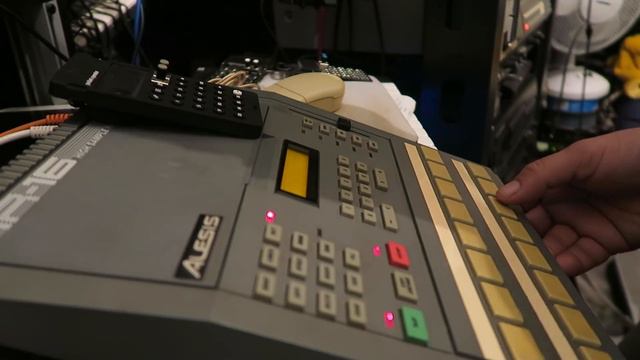 LETS SEE WHAT THIS DRUM MACHINE IN 2019 | Alesis Hr-16 смотреть онлайн