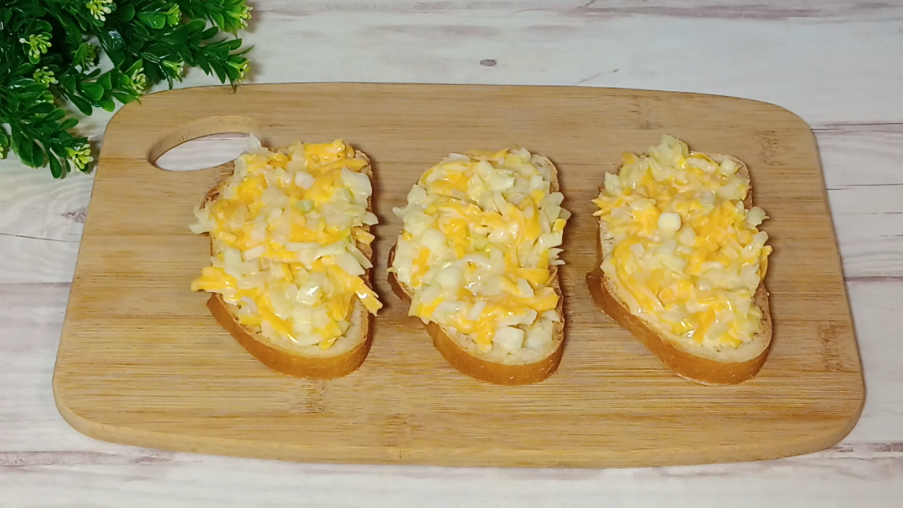 БЕРУ БАТОН и ГОТОВЛЮ за 5 Минут. Горячий бутерброд на завтрак на сковороде смотреть онлайн