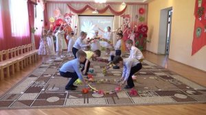 _8 марта_ танец-вход на утренник (7 гр.).mp4