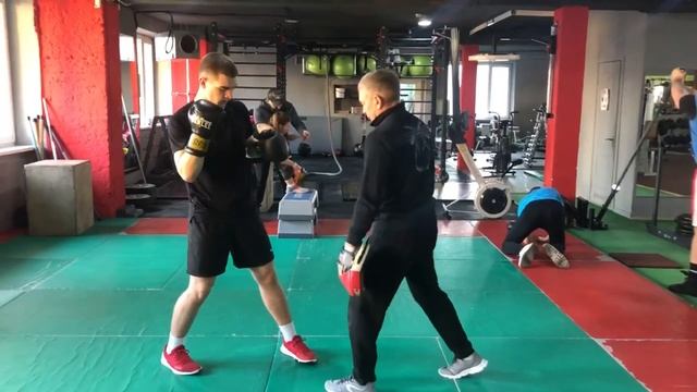 (ДЖЕБ) ПРЯМОЙ УДАР ЛЕВОЙ УХОД С ЛИНИИ АТАКИ смотреть онлайн