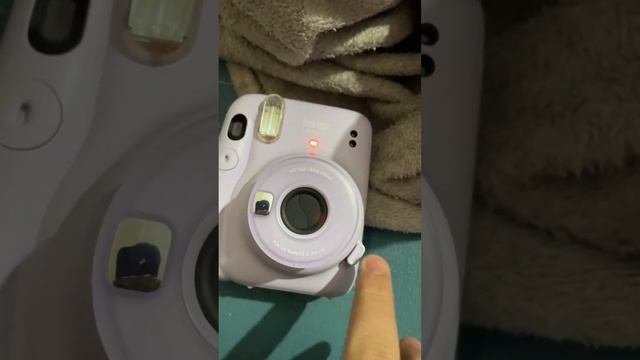 Instax Mini11 Что делать, если камера не выпускает бумагу?