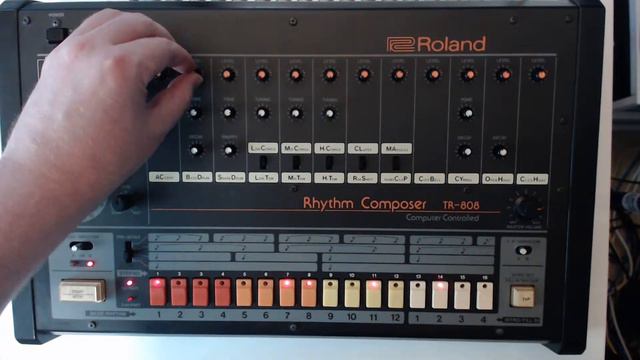 Roland TR-808 смотреть онлайн