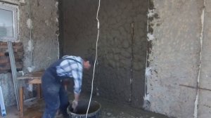Ремонт дома в деревне/ штукатурка стен цементно-песчаной смесью, толстым слоем от 4 до 12 см/.