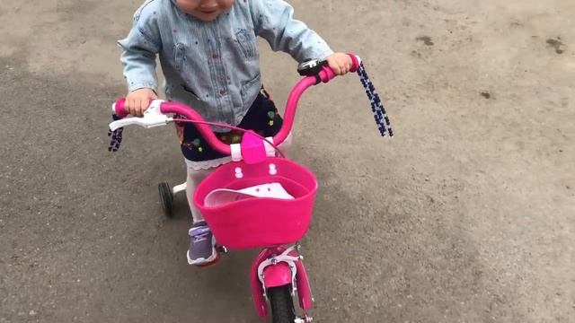Айзи катается на машинках, самокате, велосипеде|Wheels on the bus|Aizi riding bike,scooter, cars смотреть онлайн