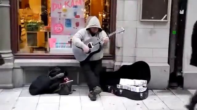 Уличный талант поет и играет под гитару смотреть онлайн
