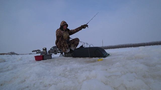 Предновогодняя рыбалка. Щука не дала поскучать. смотреть онлайн