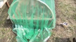 Как можно накрыть пленкой высокую грядку.