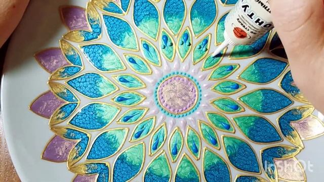 Находим центр тарелки и рисуем схему для росписи. Точечная роспись декоративной тарелки смотреть онлайн