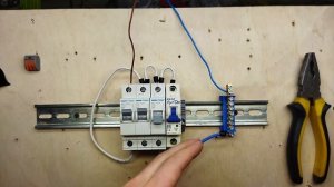 Как поменять автомат в щите своими руками под напряжением.Три варианта замены