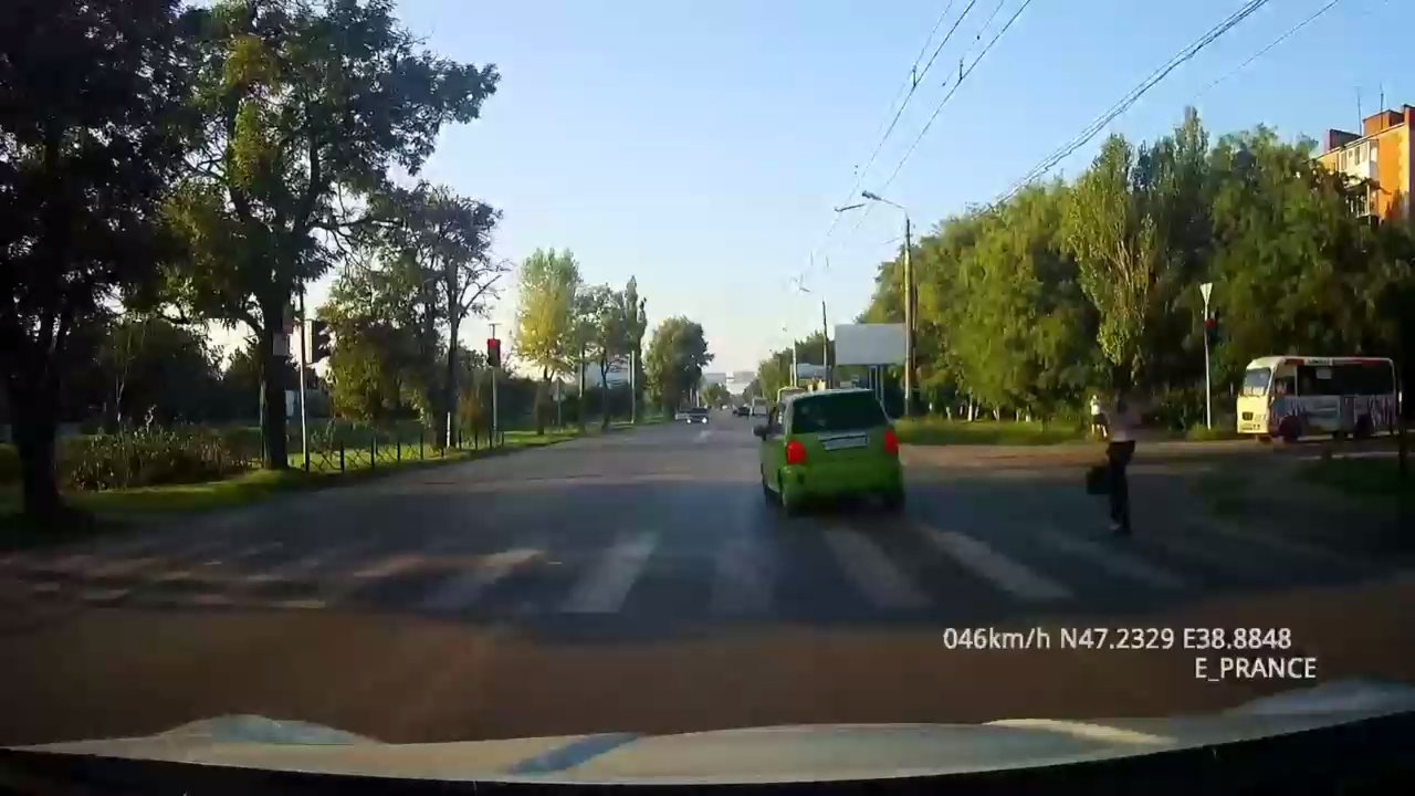 Чуть не сбил девушку смотреть онлайн