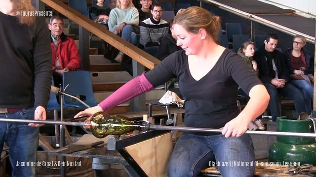 Green glass blown vase by Jacomine de Graaf and Geir Nustad смотреть онлайн