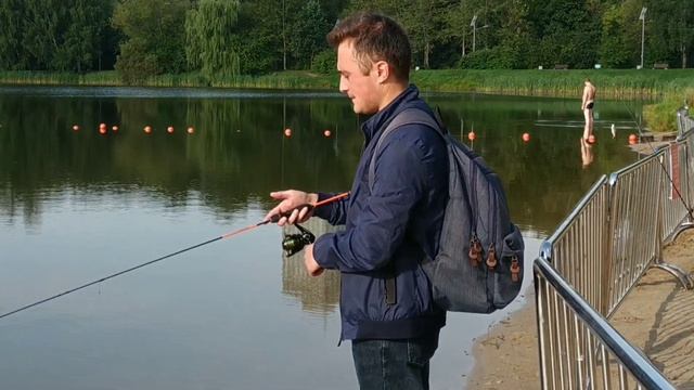 Рыбалка в Парке СОКОЛЬНИКИ, ловим окуня на #спиннинг #парксокольники #путяевскиепруды #Москва смотреть онлайн