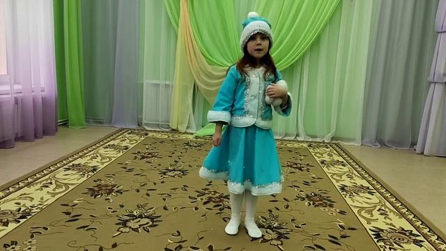 "Снежная песенка" муз. Д. Львова-Компанейца. Исполняет Полуосьмак Валерия, 5 лет смотреть онлайн