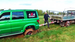 ГАЗ 66 рвёт УАЗ Патриот. Перетягивание троса в поле.