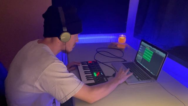 Live Looping with AKAI MPK Mini Play (GarageBand) смотреть онлайн