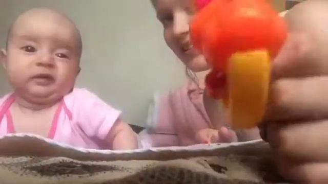 Ребёнок переворачивается. Ребёнок 4 месяца. Малыш. Мама и дочка. Массаж. Малышковый фитнес. смотреть онлайн