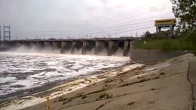 сброс воды на Жигулювской ГЭС смотреть онлайн