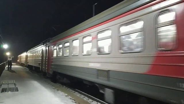 Электропоезд Междуреченск Новокузнецк прибывает на оп Площадка