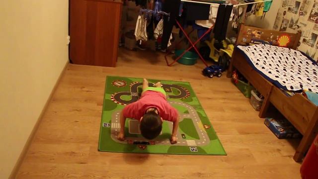 пятилетний мальчик отжимается 105 раз на кулаках смотреть онлайн