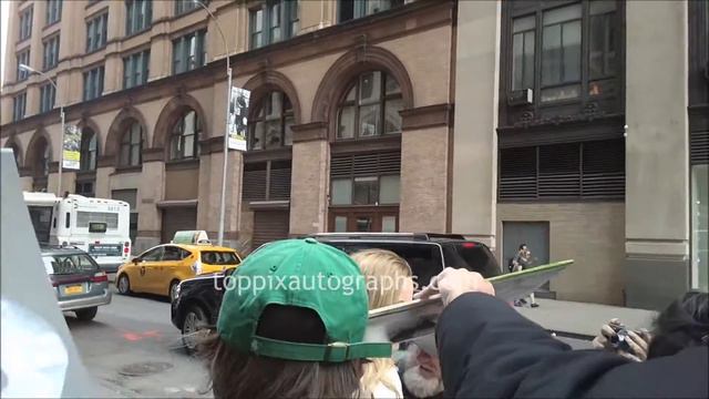 Melissa George - SIGNING AUTOGRAPHS while promoting in NYC смотреть онлайн